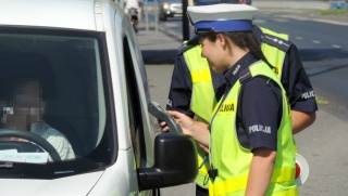 Pościg za nietrzeźwą kierującą ulicami Bydgoszczy skończył się uderzeniem w latarnię [wideo]