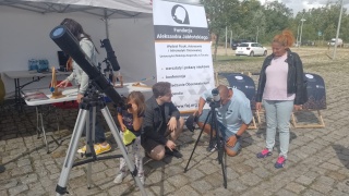 Torunianie odkrywają pasje. Rodzinna zabawa fizyką i astronomią przy Młynie Wiedzy [zdjęcia]