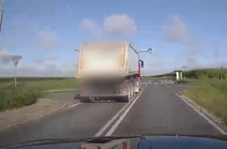 Niebezpieczna jazda ciężarówki w Wieszkach. Policja ustala, kto siedział za kierownicą [wideo]