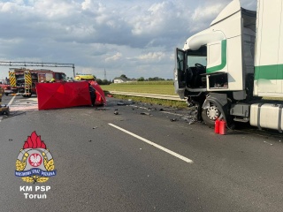 Śmiertelny wypadek na DK 91 w Grzywnie. Jedna osoba zginęła w zderzeniu auta osobowego z ciężarówką