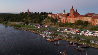 Wspięła się na słup i spadła. Policjanci przekazali 22-latkę w ręce ratowników