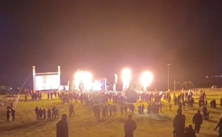 Motoparolotnie, fajerwerki i dźwięki skrzypiec. Festiwal Wiatru nad stokiem narciarskim w Unisławiu [wideo]