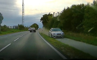 Wjechał na ścieżkę rowerową, by uniknąć wypadku. Zarzuty dla 21-letniego kierowcy bmw [wideo]