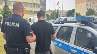 Słodki sen zakończony za kratami. Poszukiwany 52-latek usnął na ławce. Obudziła go policja