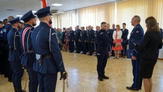 Słowa przysięgi wybrzmiały w KWP w Bydgoszczy. Ponad 80 policjantów złożyło ślubowanie [zdjęcia, wideo]