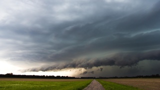 Meteorolodzy ostrzegają: burze i silny deszcz w kilku powiatach regionu