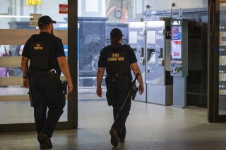 Napad w tunelu dworca Bydgoszcz-Główna. Złodziej wyrwał podróżnemu komórkę