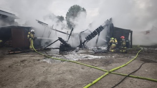 Spłonął sprzęt rolniczy i zbiornik z paliwem. Po pożarze budynku w Dorposzu Chełmińskim [zdjęcia]