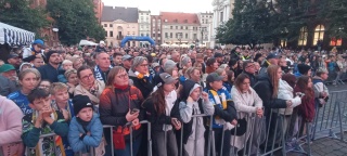 Śpiewali, skandowali i dziękowali Na toruńskim rynku kibice uczcili żużlowy sukces [zdjęcia, wideo]