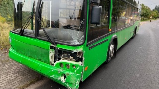 Kolizja autobusu i samochodu osobowego koło Grudziądza. Brak osób poszkodowanych [zdjęcia]