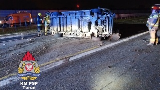 Nocny wypadek na autostradzie A1 w gminie Lubicz. Zderzenie busa i osobówki