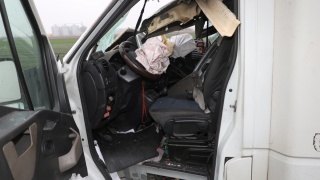 O krok od tragedii na DK 62 w Jarantowicach. Kierowca busa z impetem uderzył w przyczepę