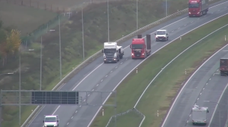 Dron latał nad S5. Policjanci sprawdzali, czy kierowcy ciężarówek stosują się do zakazu wyprzedzania [wideo]