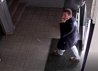 Policja z Bydgoszczy szuka mężczyzny w związku z kradzieżą. Rozpoznajesz go [wideo]