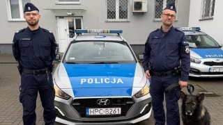 Kobieta zasłabła podczas prac na cmentarzu. Teraz dziękuje policjantom, którzy jej pomogli