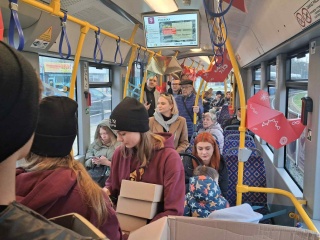 Rogal w ręku, to i na twarzy  poznaniacy rozdają świętomarcińskie przysmaki w bydgoskim tramwaju