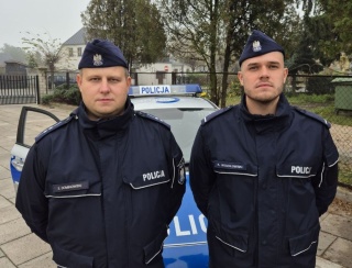 Kobieta wpadała we wstrząs po użądleniu przez szerszenia. Policjanci z Chodcza uratowali jej życie