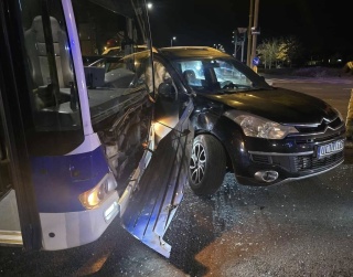 Bydgoszcz. Kolizja autobusu MZK i samochodu osobowego na ul. Pelplińskiej [zdjęcia]