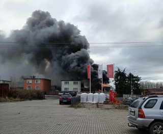 Mrocza. Pożar budynku, w którym montowane są instalacje LPG w samochodach [zdjęcia]