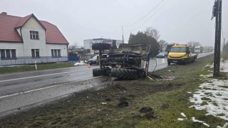 Samochód osobowy zderzył się z ciągnikiem w podbydgoskiej Brzozie [zdjęcia]