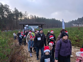 Święty Mikołaj schował się w lesie. Szukali go uczestnicy Marszobiegu w Tleniu [wideo, zdjęcia]