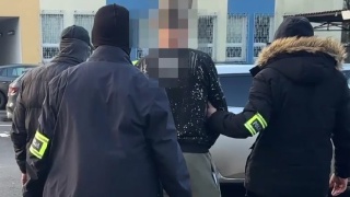 Rzucił się na policjanta, groził mu niebezpiecznym narzędziem. 55-latek jest w areszcie
