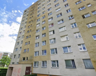 Inowrocławianie boją się wychodzić po zmroku. Przed ich blokiem jest ciemno. Sprawa utknęła w sądzie
