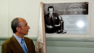 Młodość spędził w Bydgoszczy, pracował w naszym radiu 110 lat temu urodził się Jeremi Przybora [nagranie]