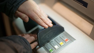 Stracili prawie 100 tysięcy złotych. Seniorzy z gminy Grudziądz oszukani metodą na policjanta