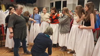 Krawcowa dzień i noc szyje nowe stroje. Muszą być gotowe na koncert bożonarodzeniowy [zdjęcia]