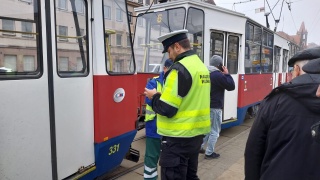 Awaria tramwaju linii nr 6 na rondzie Jagiellonów w Bydgoszczy. Z pojazdu wypadł silnik [zdjęcia i wideo]