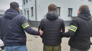 Groził niebezpiecznym narzędziem. Mieszkaniec Kruszwicy zatrzymany po pościgu. Usłyszał zarzuty