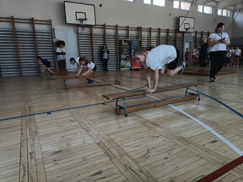 Sport łączy pokolenia, spełniając nasze marzenia. Pod takim hasłem rywalizowały dzieci z SP 14 w Bydgoszczy [Zdjęcia]
