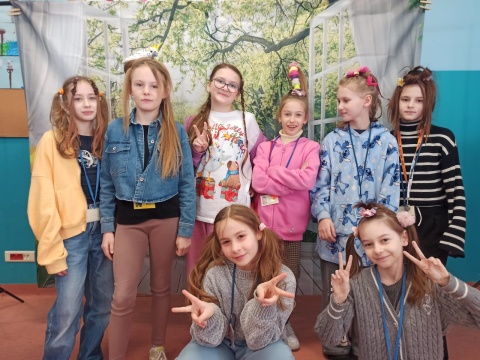Dla świetnej fryzury stawali na głowie Kolorowy dzień w SP nr 3 w Toruniu [zdjęcia]