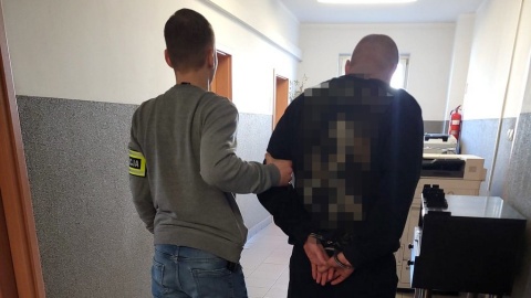 Mężczyzna z siekierą na bydgoskich Wyżynach. Zmuszał do kupowania mu alkoholu