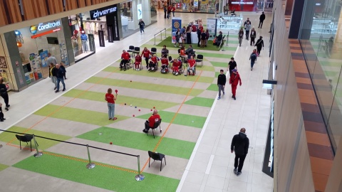 Charytatywne rozgrywki boccia w bydgoskim centrum handlowym. Ten sport łączy [zdjęcia]