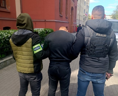 24-latek kilka razy miał dźgnąć nożem znajomego i jego matkę. Grozi mu dożywocie