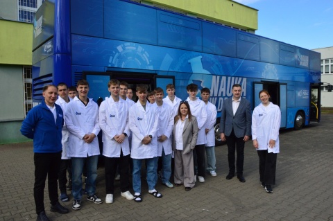 Fascynujące eksperymenty we włocławskim Elektryku Przy szkole parkował naukobus