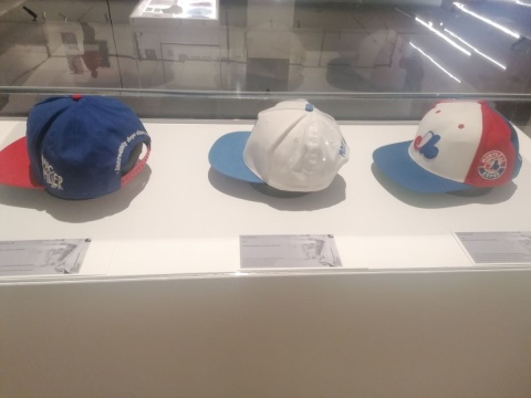Maskotki, buty, czapki. Pamiątki po Macu Millerze na wystawie w toruńskim CSW