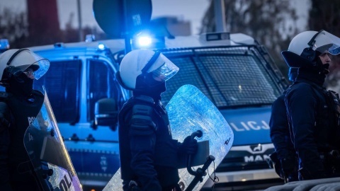 Agresywni kibice zatrzymani przez policję po zakłóceniu meczu w Słupsku