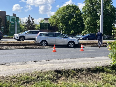 Bydgoszcz. Tramwaje stoją przy ul. Fordońskiej. Samochód blokuje tory