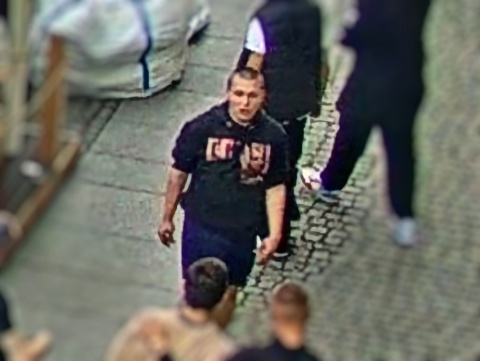 Rozpoznajesz tego mężczyznę Policja szuka go w związku z pobiciem w Toruniu [wideo]