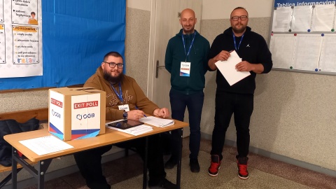 Ankieterzy przed lokalami wyborczymi. To dzięki nim poznamy sondażowe wyniki