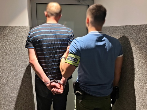 Miał grozić śmiercią ratownikom medycznym. Torunianin usłyszał zarzuty