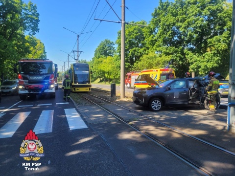 Ruch tramwajów przywrócony po kolizji w Toruniu. Auto uderzyło w słup [aktualizacja]