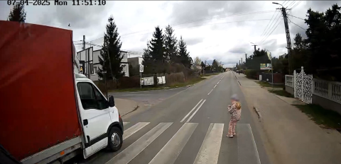 Wyprzedzał przed przejściem, dziecko cofnęło się w porę. Policja publikuje nagranie [wideo]