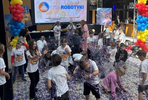 Roboty, farma wiatrowa, zjeżdżalnia. Bydgoski finał Turnieju Ligi Robotów dla uczniów