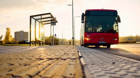 Mężczyzna zginął na miejscu przygnieciony przez autobus. Czy podnośnik był uszkodzony