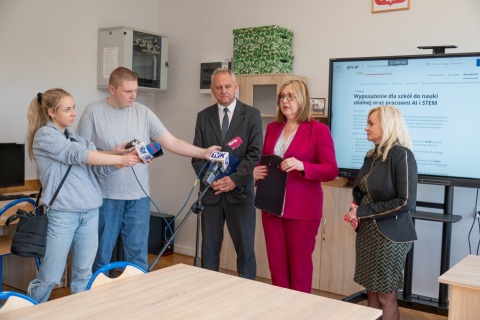 Sztuczna inteligencja wchodzi do włocławskich szkół. Nowe wyposażenie z rządowego programu