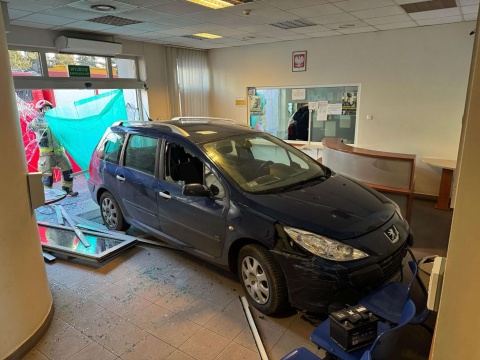Jest akt oskarżenia dla Gruzina, który wjechał w komisariat policji w Bydgoszczy